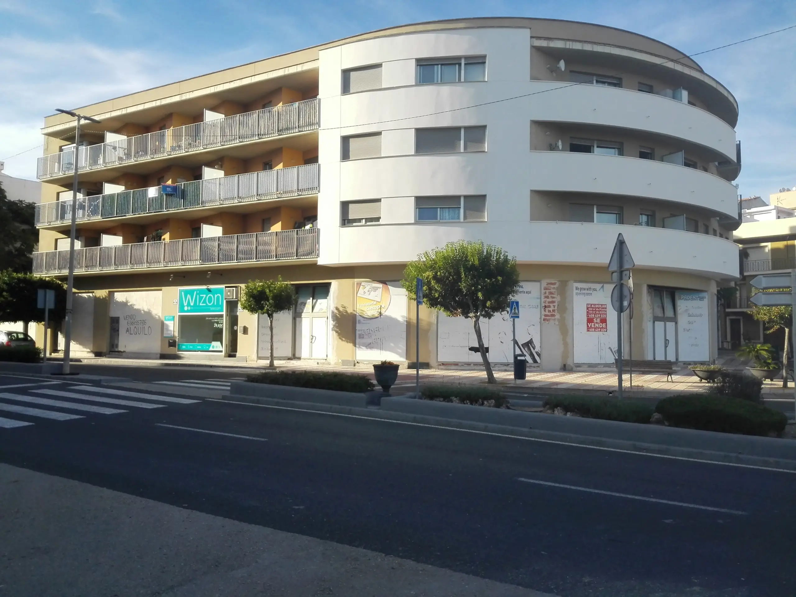 Edificio plurifamiliar de 30 viviendas. Teulada (Alicante). 2005 