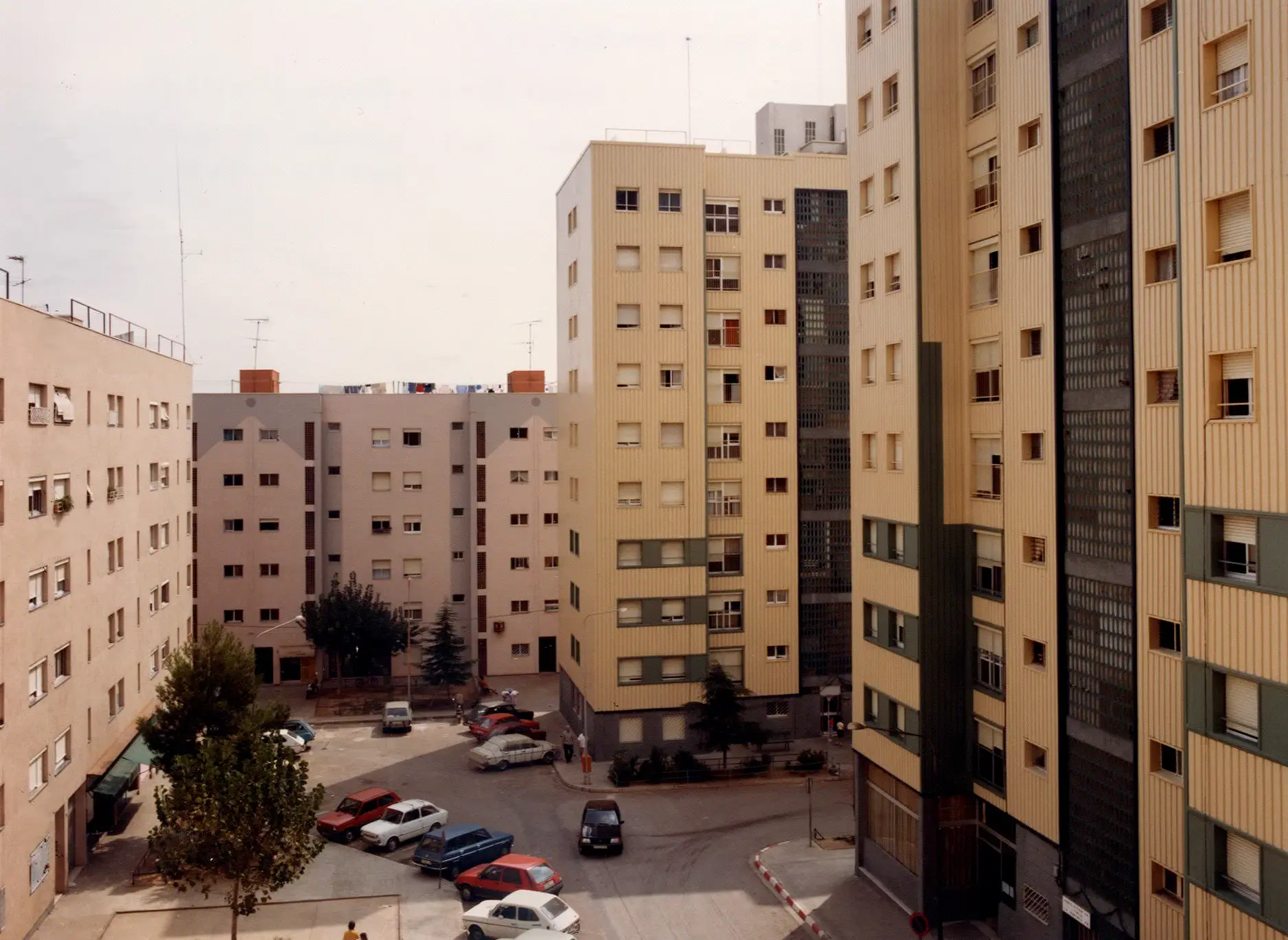 Rehabilitación de 500 viviendas del polígono La Vinyala. Sant Vicenç dels Horts (Barcelona). 1982-2001