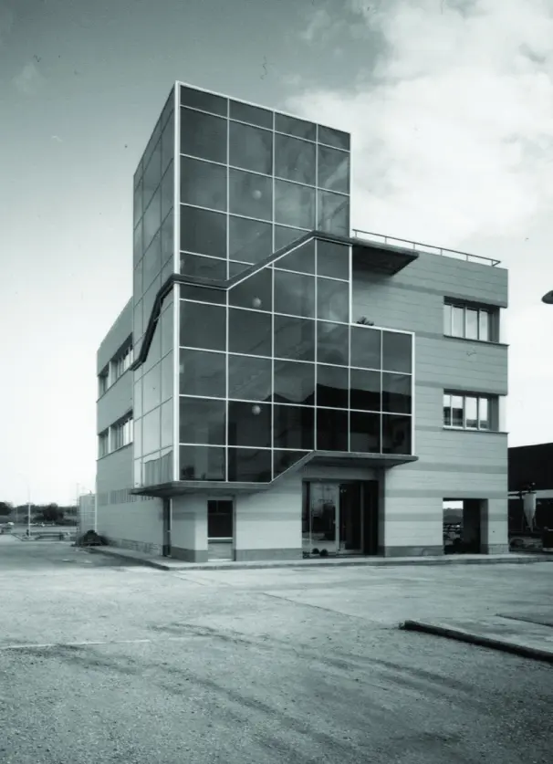 Edificio de oficinas y laboratorio para Farma-Lepori. Banyeres del Penedès (Tarragona). 1991